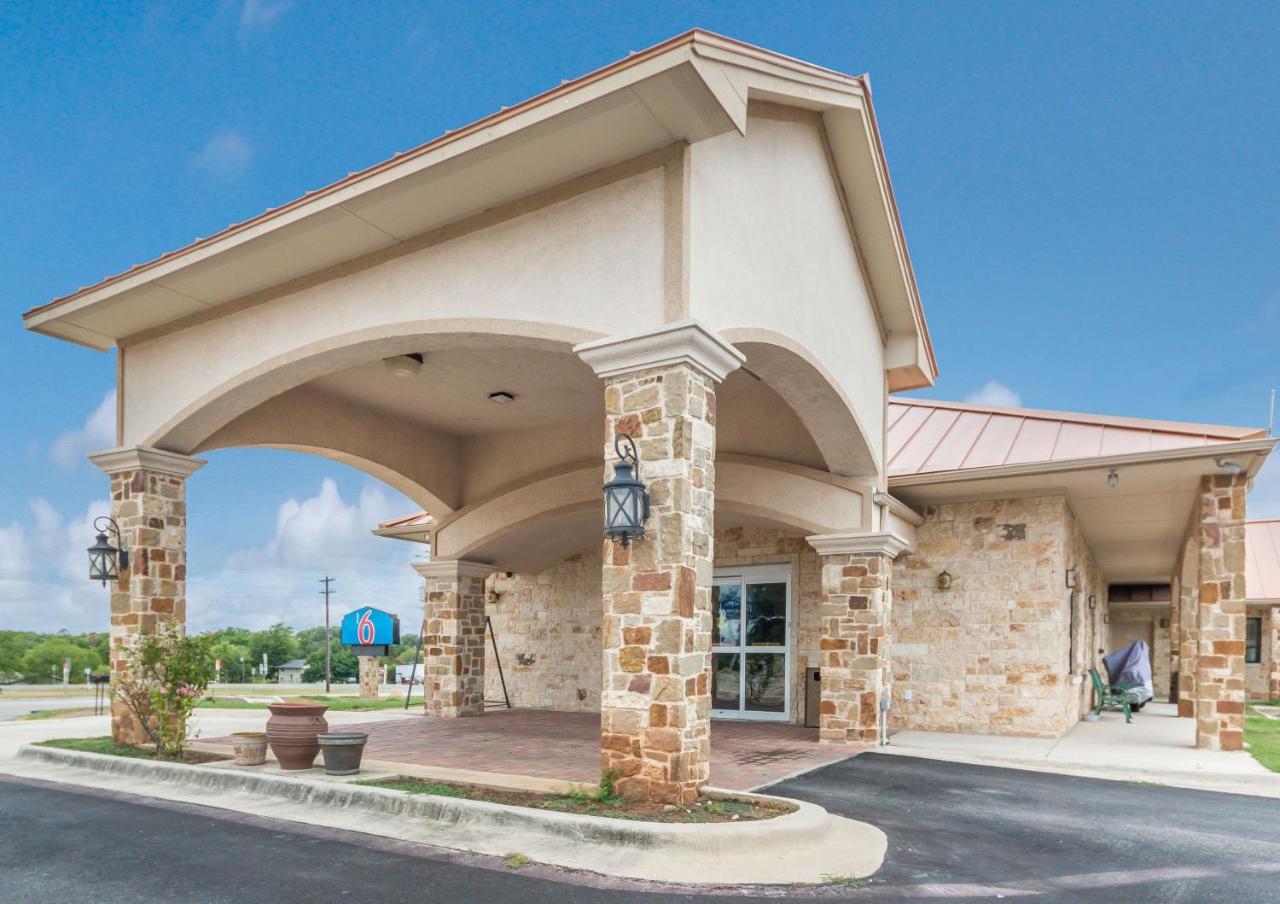 Motel 6 Floresville Dış mekan fotoğraf