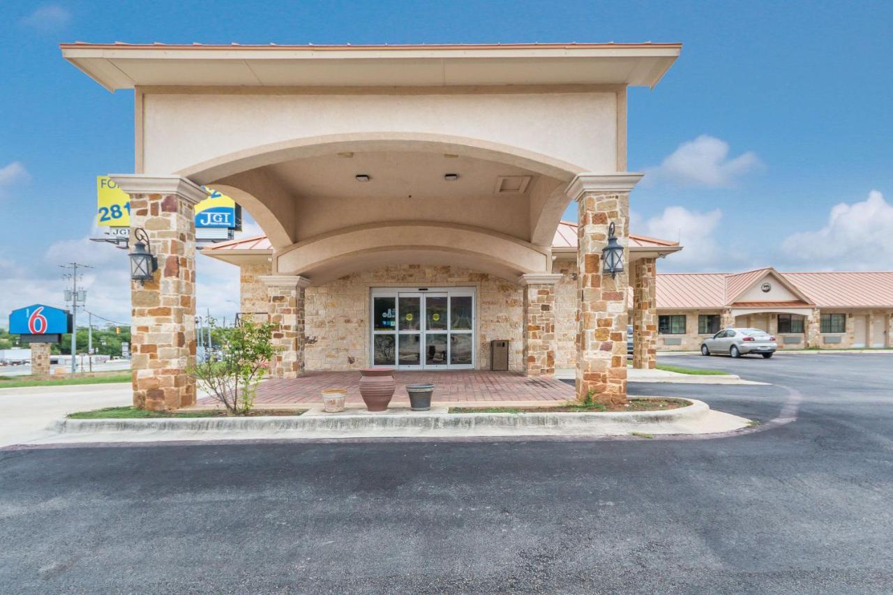 Motel 6 Floresville Dış mekan fotoğraf